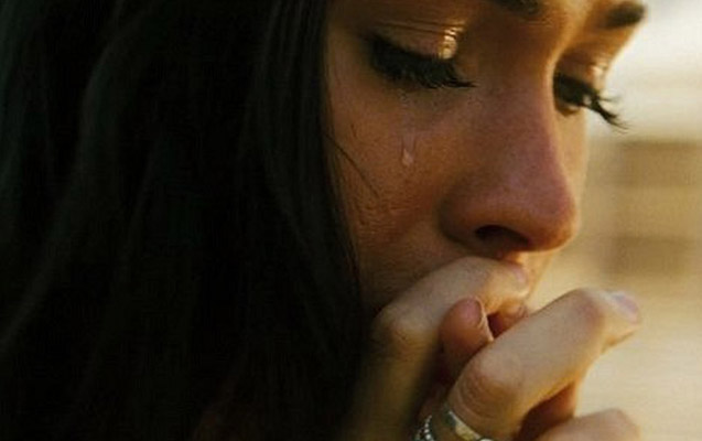 Məktəbli qız 8 nəfəri bıçaqladı