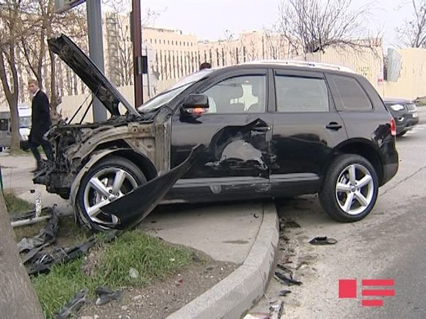 Bakıda BYD-lə “Volkswagen” toqquşdu