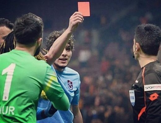 Türk futbolçusu hakimə qırmızı vərəq göstərdi