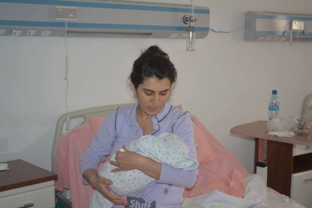 Hamiləlik zamanı ürəyinə klapan yerləşdirilən qadın ana oldu