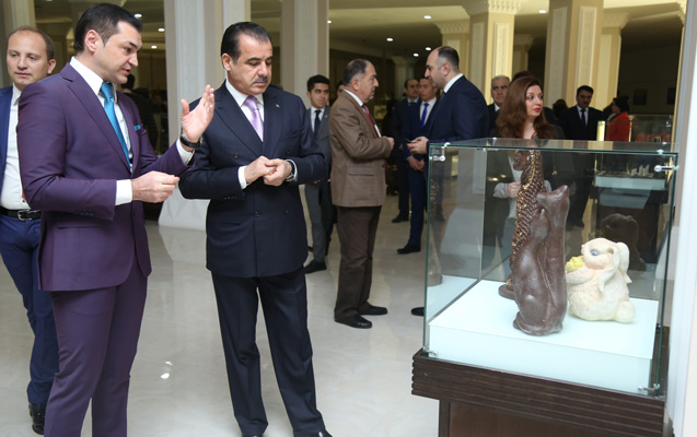 İcra başçısı şokolad sərgisində