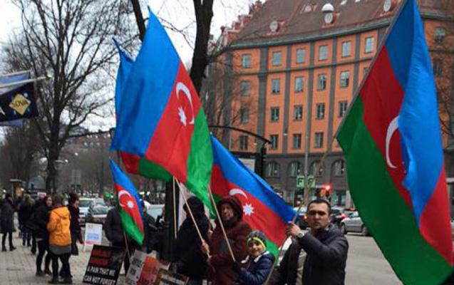 Azərbaycanlılar Ermənistan səfirliyi qarşısında aksiya keçiriblər