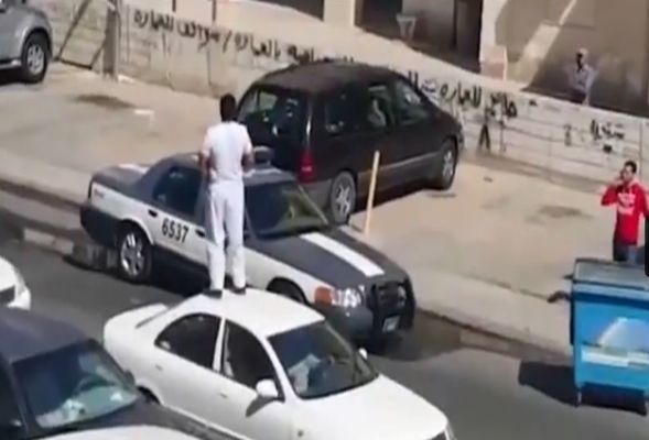 Küveytdə kişi avtomobilin üstündə rəqs etdi