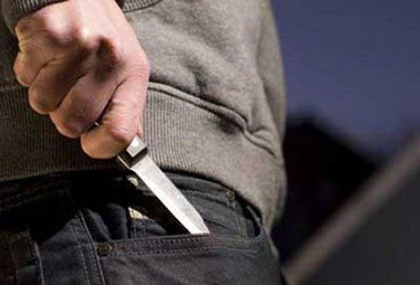 Polis bölməsində özünü bıçaqladı