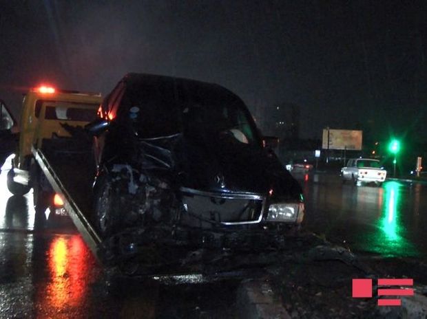 Bakıda iki “Mercedes” toqquşdu