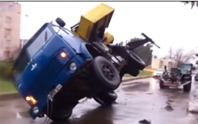 Rayonlarda güclü tufan, ağaclar kökündən çıxdı