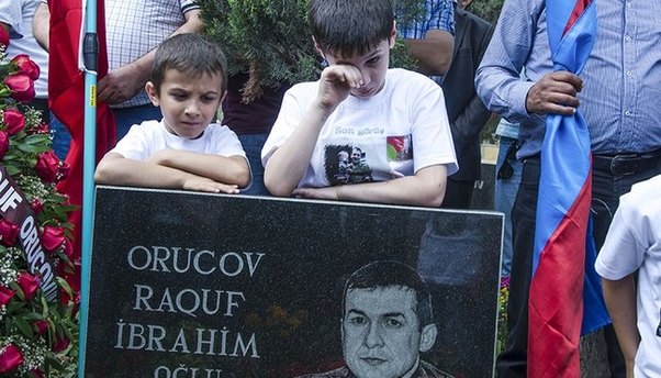 Şəhid xanımı: Məni 4 aydır qapılarda süründürürlər, budurmu şəhidə hörmət?