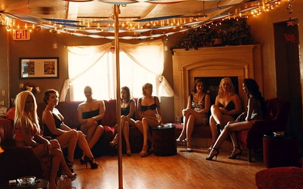 Gecə və gündüz həyatın qaynadığı fahişəxanadan