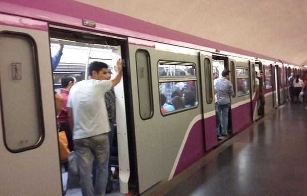 Metronun tunelinə girmək istəyən belaruslu azadlıqda