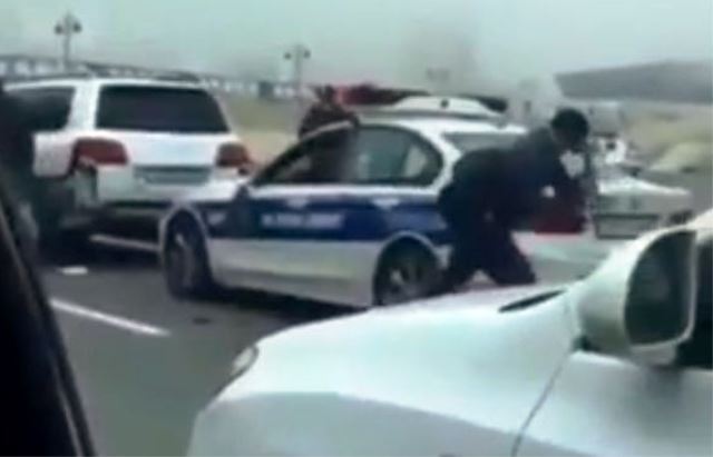 Polis maşınını çəkiclə əzən şəxs narkoman çıxdı