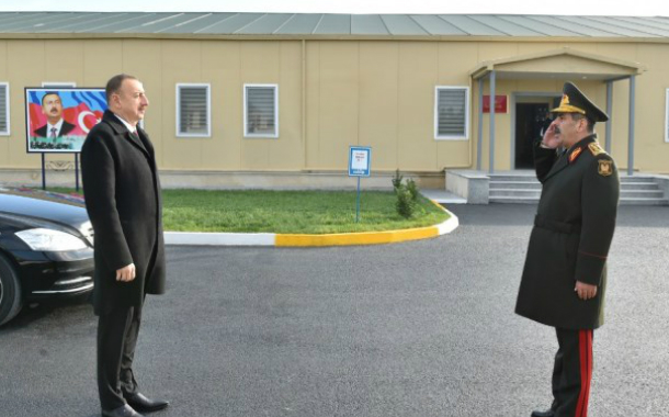 İlham Əliyev hərbi şəhərcikdə