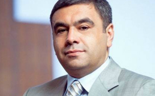 Bank rəhbəri 20 minlik iti ilə oyun izlədi