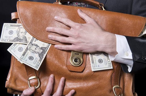 “Aparat rəhbəri ölkədən qadınla qaçıb”