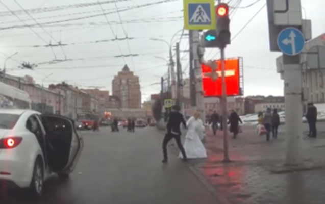 Gəlin bəyi döyüb, toydan qaçdı