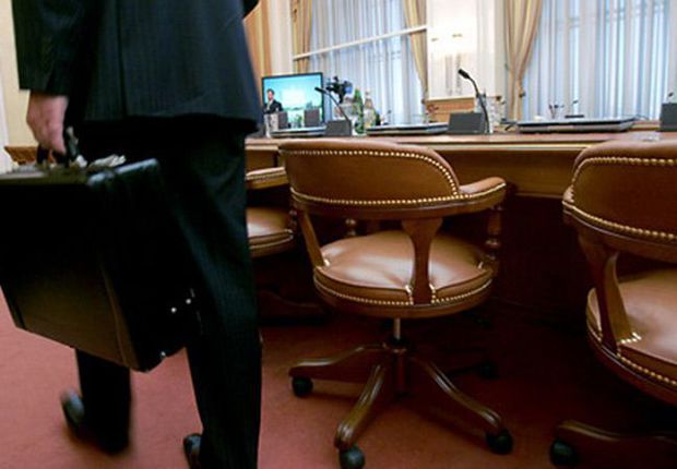 170 minə vəzifə satan şəxs ölkədən qaçdı