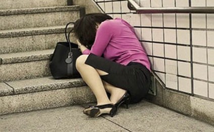 Yolda qadını tanımadığı adamlar döydü