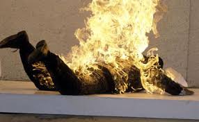 Sevdiyi qızın anasını öldürən müəllim özünü yandırdı