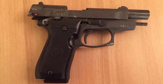 Məhkum silahını təhvil verdi