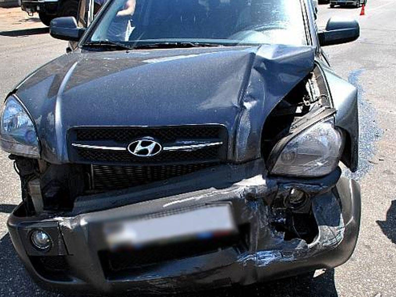 Bakıda ​səfirlik avtomobili qəzaya düşdü