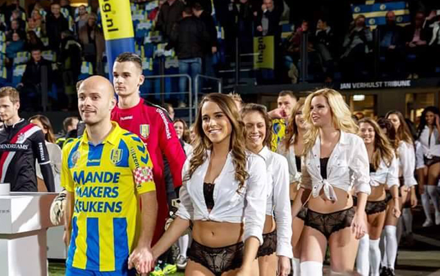 Futbolçular meydana yarıçılpaq modellərlə çıxdılar