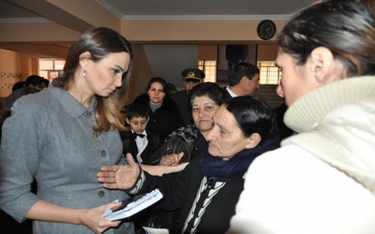 Millət vəkili Qənirə Paşayeva Qovlarda sakinlərin problemlərini dinləyib