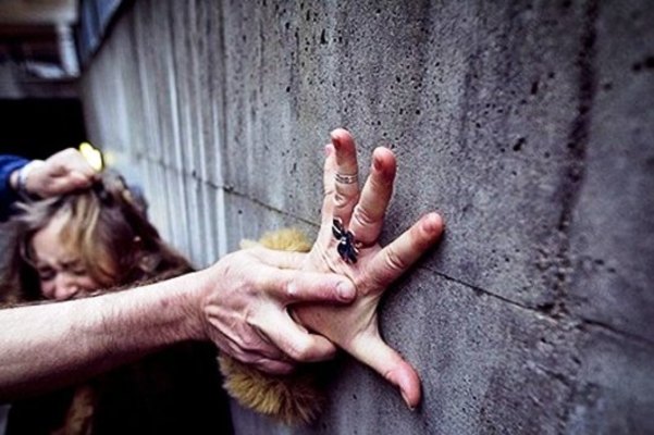 Binəqədidə 3 yaşından bəri qızını zorlayan atanı arvadı ifşa etdi