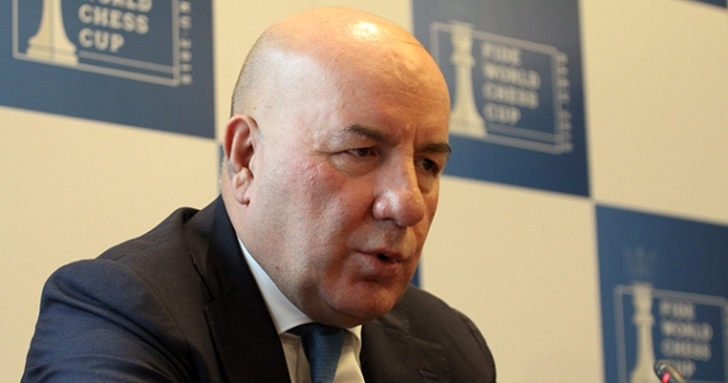 Elman Rüstəmov istefa veribmiş...