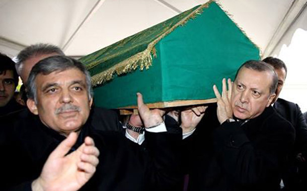 Ərdoğan Gülün qayınatasını çiyinlərində yola saldı