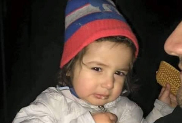 Bakıda ana 2 yaşlı oğlunu küçəyə atıb