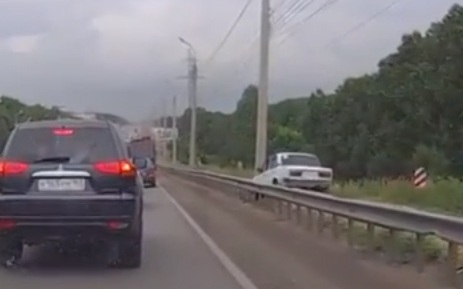 VAZ 2106 dərəyə belə yuvarlandı