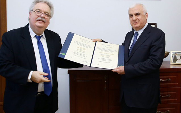 İsmət Abasova fəxri doktor diplomu verildi