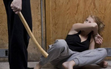 Azərbaycanda qadın kafedə döyüləndən sonra bıçaqlandı