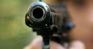 Azərbaycanlı mağaza müdiri müştərilərə atəş açdı