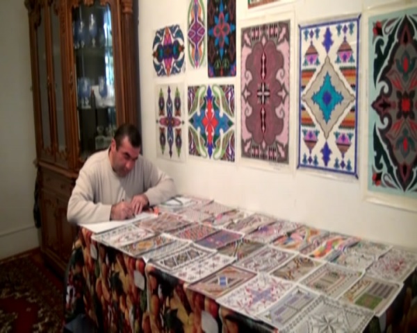 O, 10 ildir ki, kağız üzərində göz oxşayan əsərlər yaradır