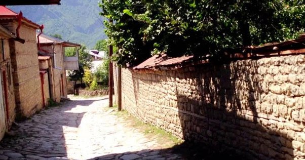 Azərbaycanın turizm mərkəzində şort geymək qadağan edildi