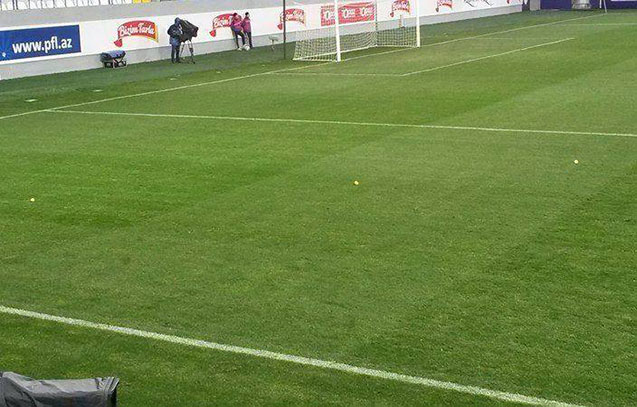 Azarkeşlər stadiona limon atdı