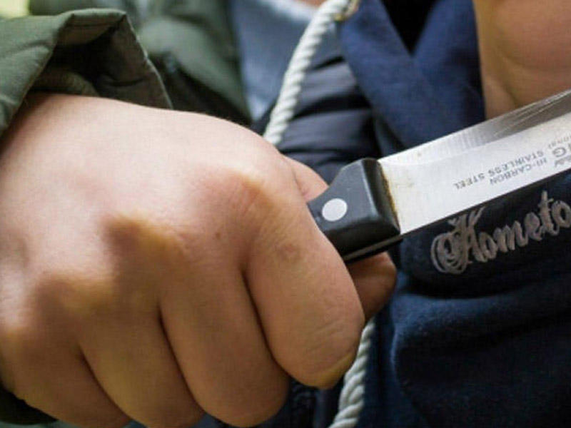 Dostunu bıçaqla deşik-deşik etdi