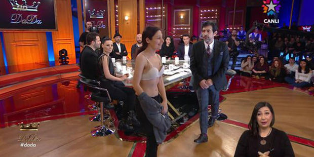 Canlı yayımda qadın tamaşaçıdan qəfil çılpaq etiraz