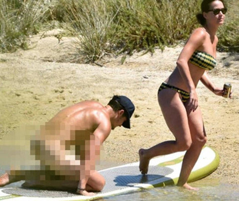 BİABIRÇILIQ! Məşhur aktyor çimərlikdə şortunu da çıxartdı