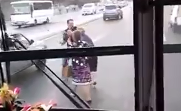 QADINLAR AVTOBUSDAN DÜŞÜB SƏRXOŞ KİŞİNİ DÖYDÜLƏR- BAKIDA
