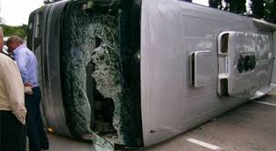 Fəhlələri daşıyan mikroavtobus aşdı