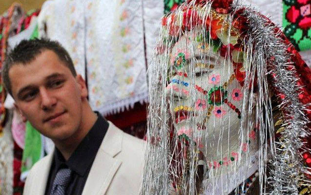 Bu ölkədə gəlinlər toy günü belə bəzənir