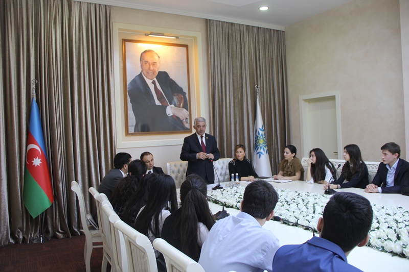 YAP Binəqədi rayon Təşkilatında “Heydər Əliyev irsini öyrənirik” məşğələsinin iştirakçıları ilə görüş keçirildi