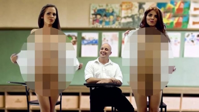 Müəllimələr dərsin keyfiyyətini yüksəltmək üçün soyunub dərs keçirlər