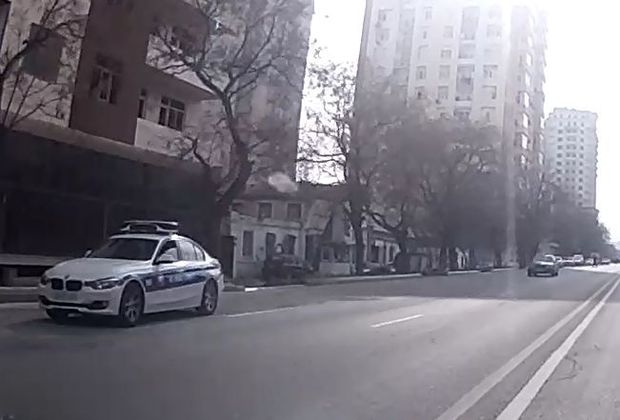 Bakının mərkəzində qaydaları pozan yol polisi