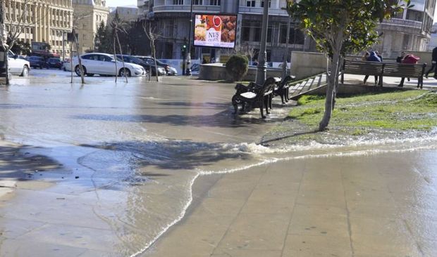 “Nizami” metrosunun ətrafını su basdı