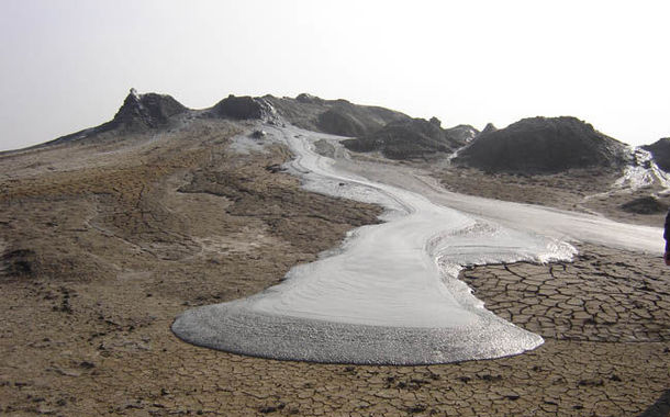 Xırdalan qəbiristanlığı palçıq vulkanının üzərində yerləşir