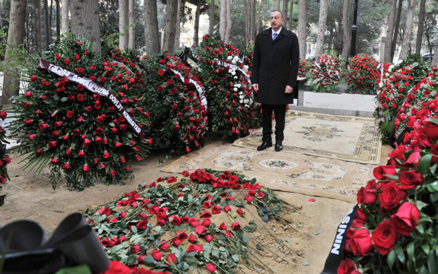 İlham Əliyev əmisinin məzarını ziyarət etdi