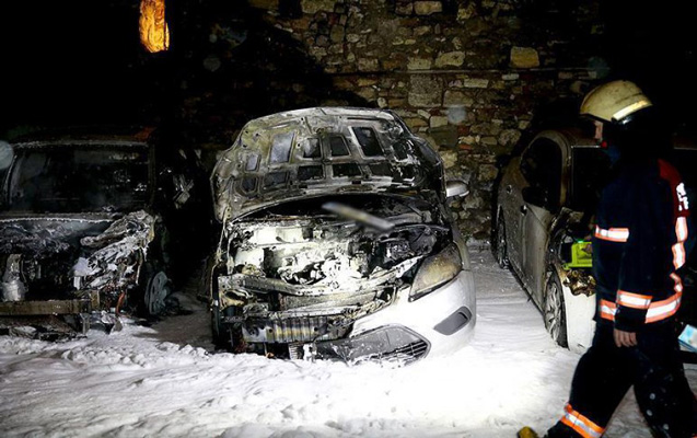 İstanbulun mərkəzində maşınlar yandırıldı