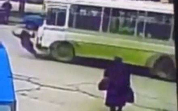 Avtobus qızın üstündən keçdi